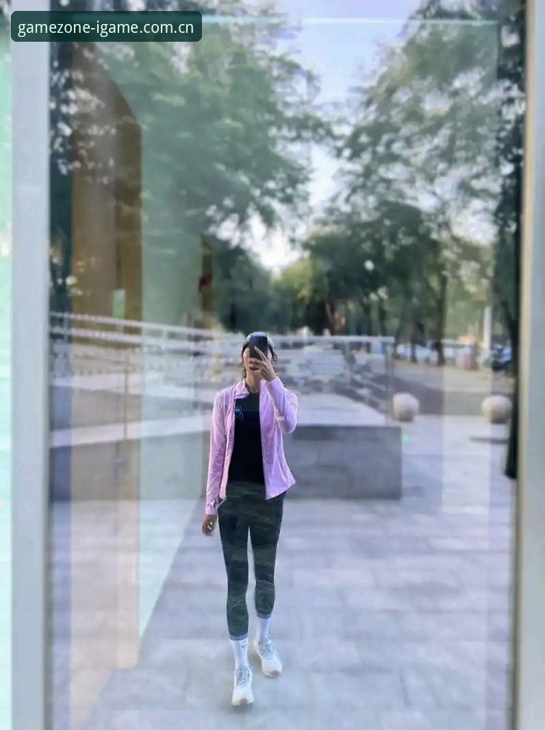 这一年多跑下来，棋牌赛事评测市场的变化让我最直观的感受是——如果还停留在“看谁赔率高就选谁”的阶段，大概率会被套牢。行业进入精细化打法的阶段，就像修路，光有柏油铺面不够，路基的底层数据、路线规划、实时路况预报，哪一环脱离了后续的判断都会翻车。爱游戏IGAME焕新上线这段时间，甩出来的不是“新版功能更全”这种含糊说辞，而是在竞品对比、数据链路、直播参考这些具体环节里做减法与加法。作为半年以上的用户，我每天泡在数据站和评测模块里，提炼了几个实操层面的心得，希望对正在切换平台、或者怀疑自己评测节奏的朋友有帮助。
